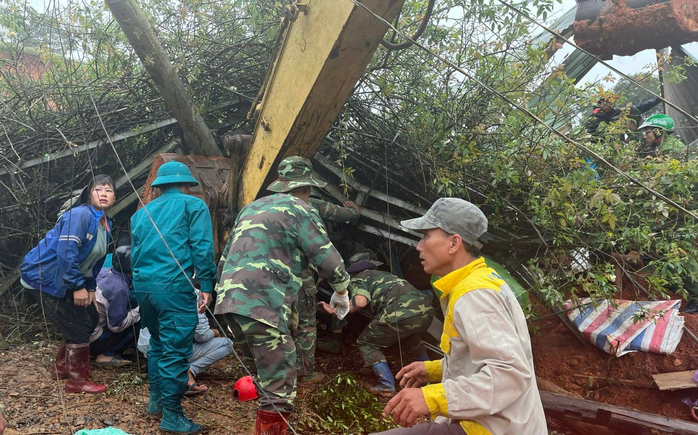 Lực lượng chức năng tìm kiếm người bị vùi lấp trong vụ sạt lở ngày 20/7 Lực lượng chức năng tìm kiếm người bị vùi lấp trong vụ sạt lở ngày 20/7