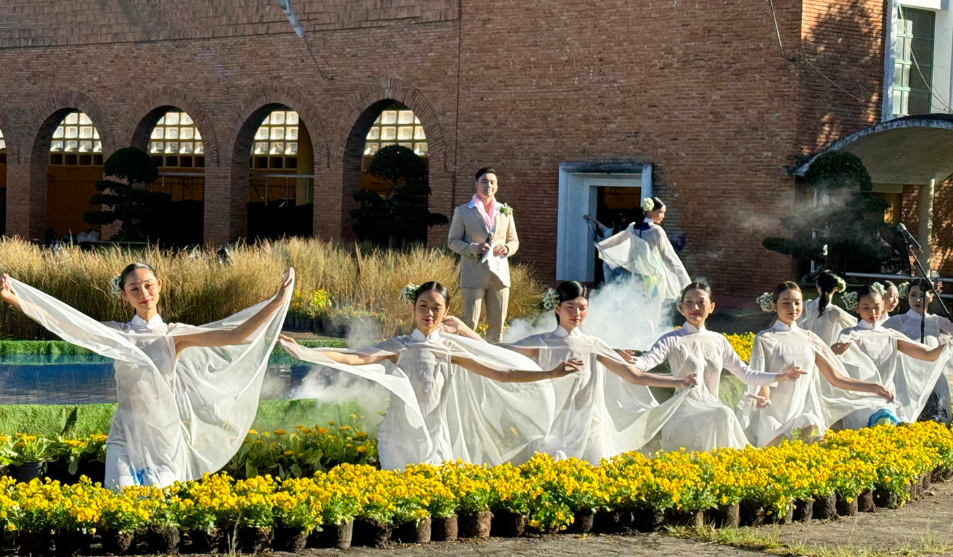 Tà áo trắng được thiết kế từ lụa Bảo Lộc tôn vẻ đẹp của các cô gái xứ lạnh.