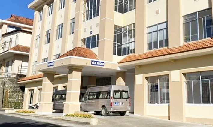 Xe của lực lượng công an tại Bệnh viện đa khoa Lâm Đồng - Ảnh: CTV Xe của lực lượng công an tại Bệnh viện đa khoa Lâm Đồng - Ảnh: CTV