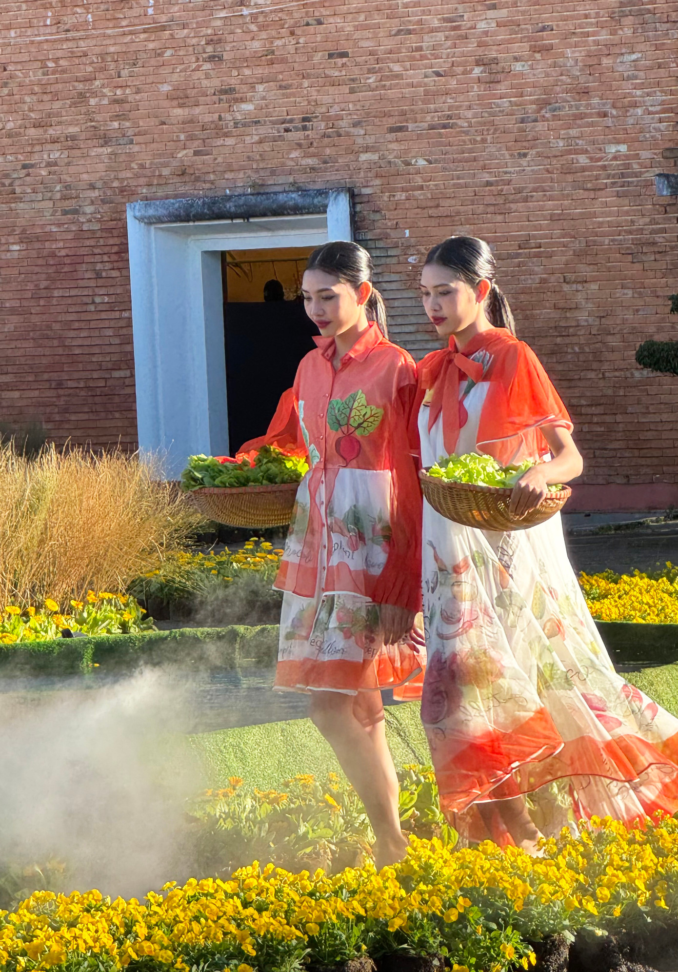 Rau và hoa Đà Lạt ghi dấu ấn trên váy và áo dài lụa.