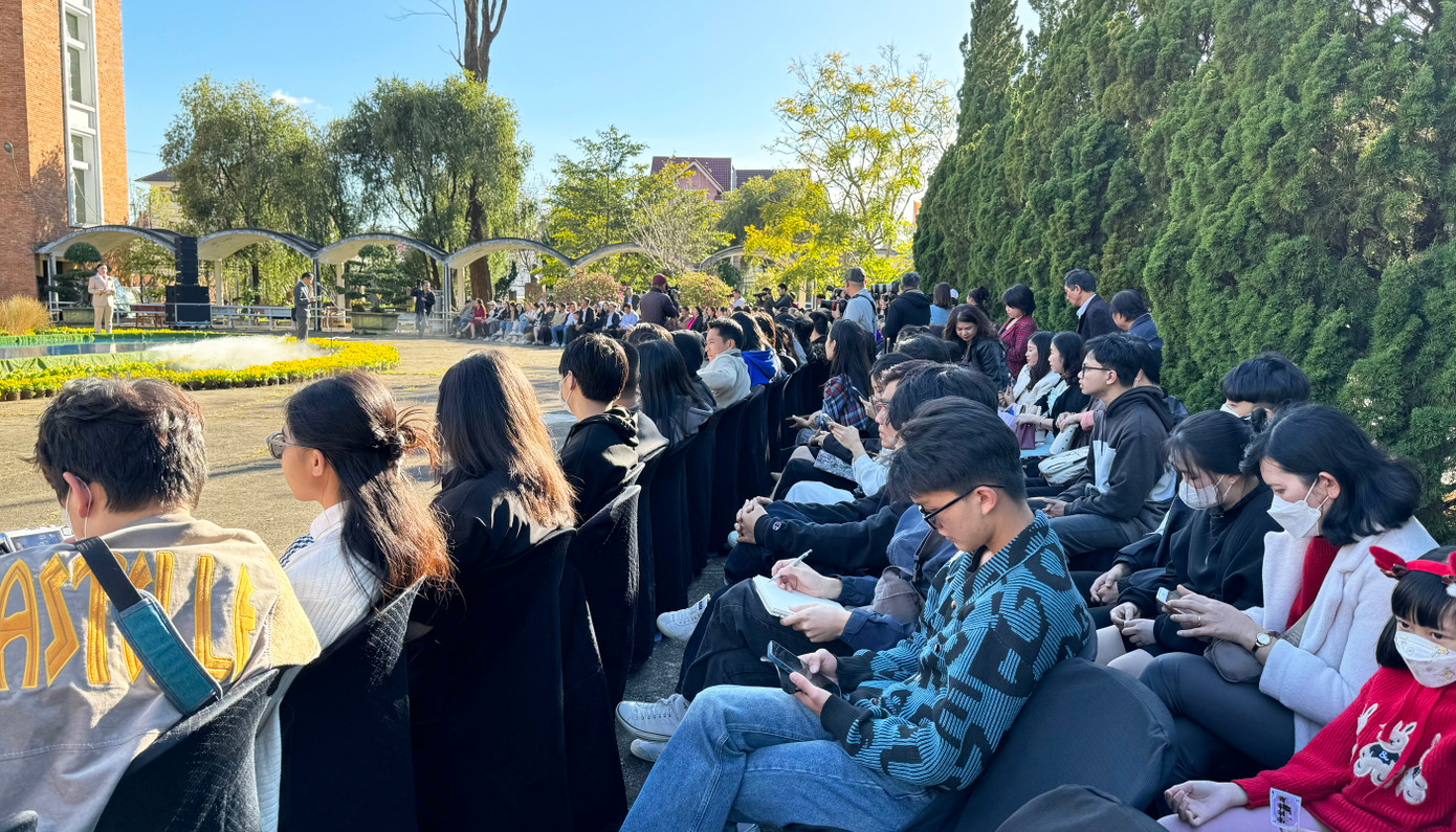 Đông đảo người dân và du khách xem biểu diễn