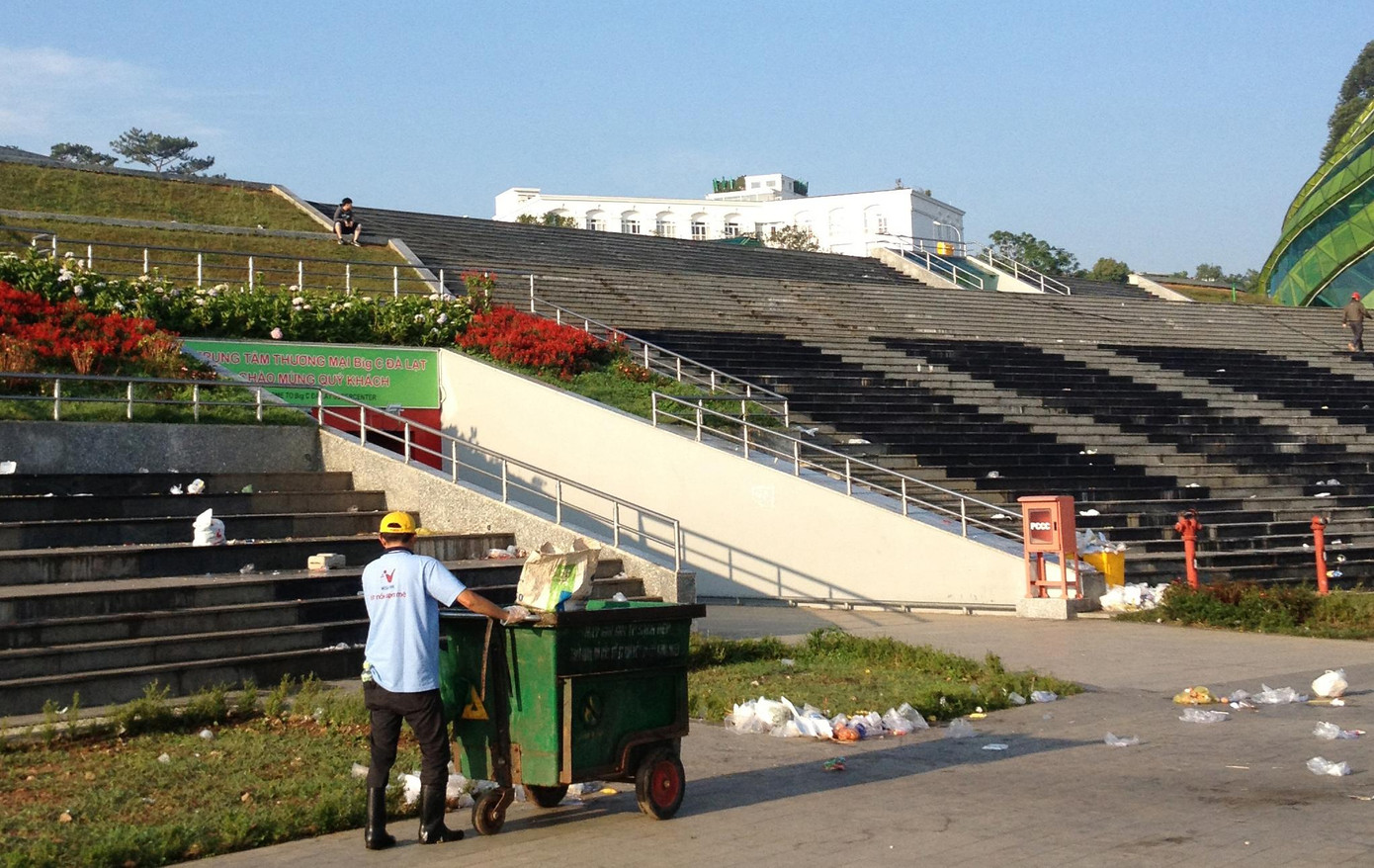Việc bán hàng rong và xả rác bừa bãi khiến Quảng trường Lâm Viên trông nhếch nhác Việc bán hàng rong và xả rác bừa bãi khiến Quảng trường Lâm Viên trông nhếch nhác
