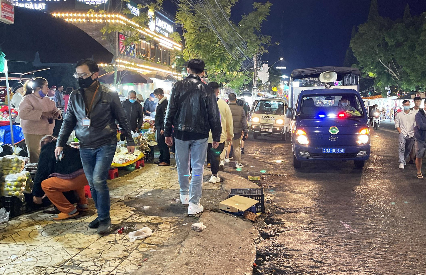 Lực lượng chức năng dẹp nạn bán hàng rong trên đường Nguyễn Thị Minh Khai Lực lượng chức năng dẹp nạn bán hàng rong trên đường Nguyễn Thị Minh Khai