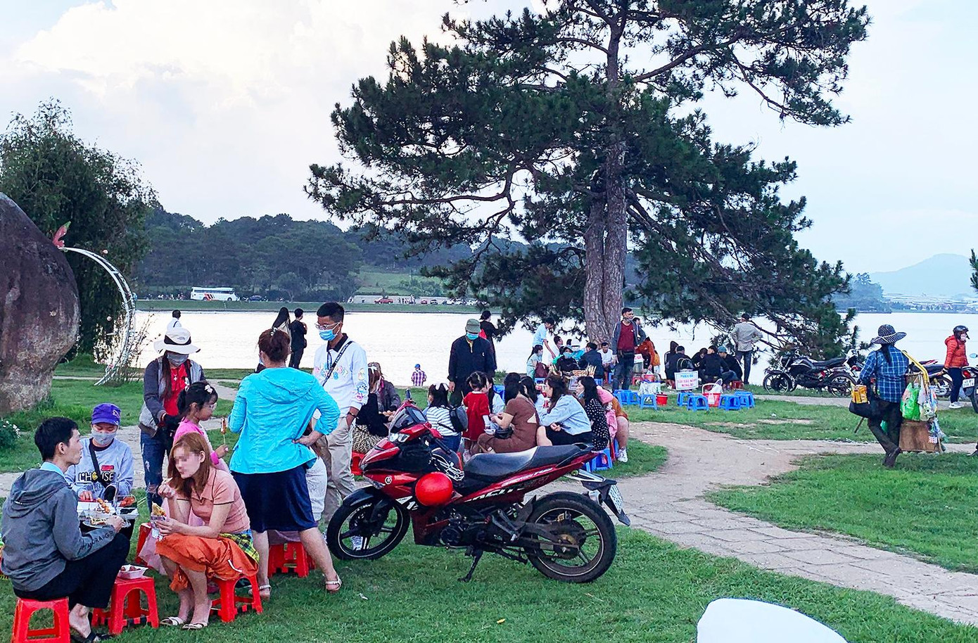 Tình trạng bán hàng rong thường xảy ra ven hồ Xuân Hương Tình trạng bán hàng rong thường xảy ra ven hồ Xuân Hương