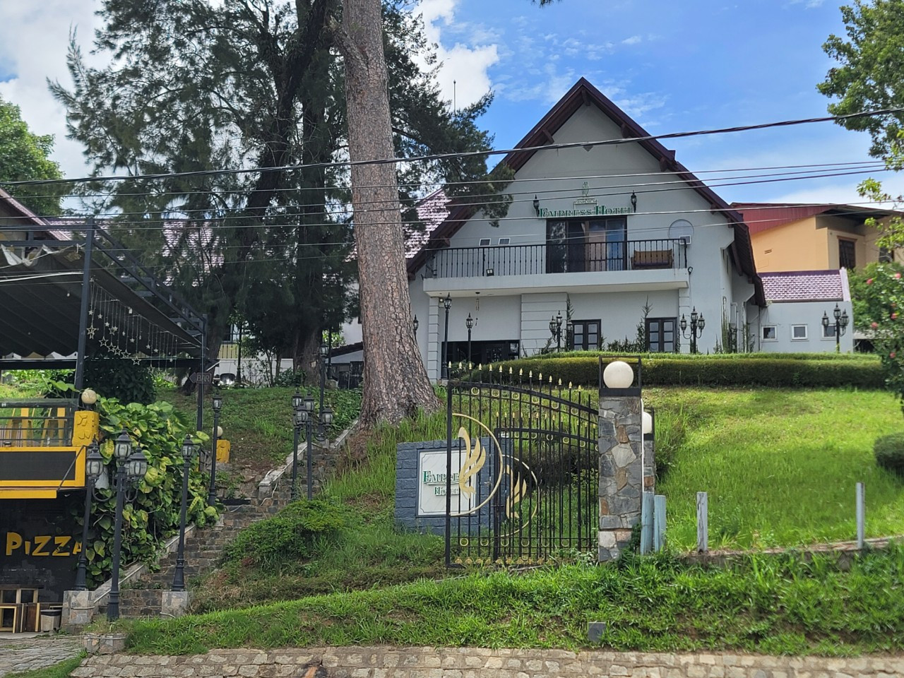 Khách sạn Empress nằm trên ngọn đồi, mặt tiền hướng ra hồ Xuân Hương thơ mộng