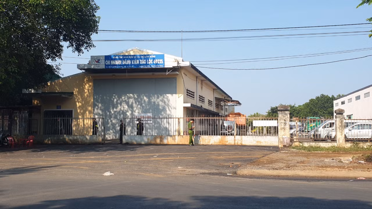 Việc kiểm định xe ở Trung tâm Đăng kiểm xe cơ giới Lâm Đồng bị gián đoạn một thời gian.