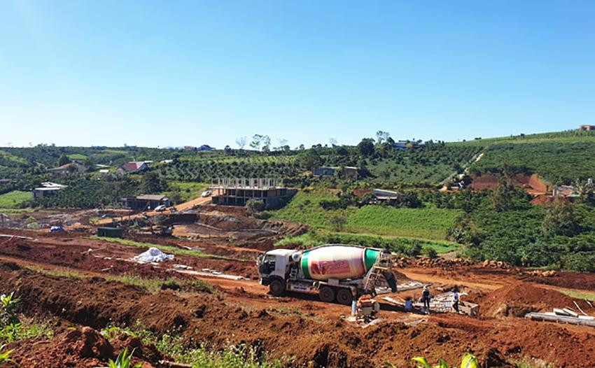 San ủi đất nông nghiệp quy mô lớn tại khu vực giáp ranh giữa TP Bảo Lộc và huyện Bảo Lâm San ủi đất nông nghiệp quy mô lớn tại khu vực giáp ranh giữa TP Bảo Lộc và huyện Bảo Lâm