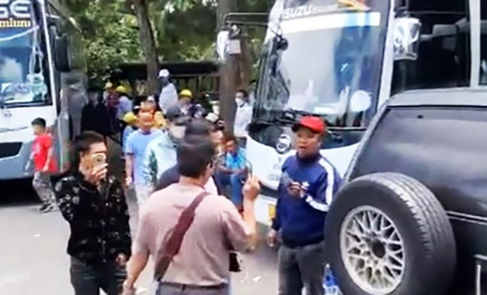 "Cò đặc sản" và hướng dẫn viên tranh cãi. Ảnh cắt từ clip