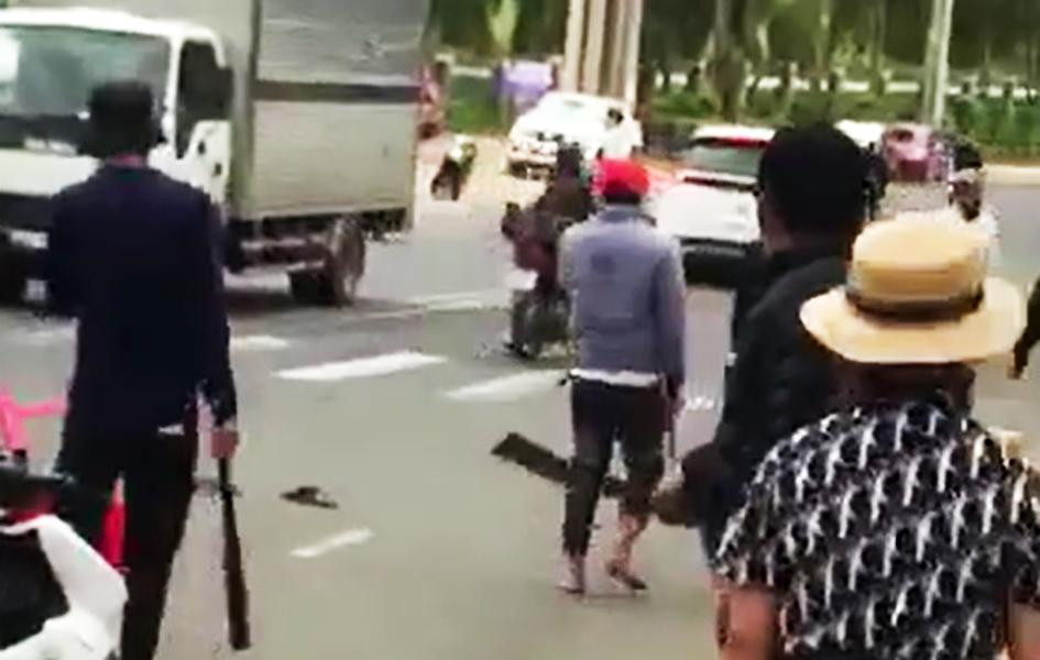 Các đối tượng cầm hung khí rượt đuổi để chém nhau. Ảnh cắt từ clip