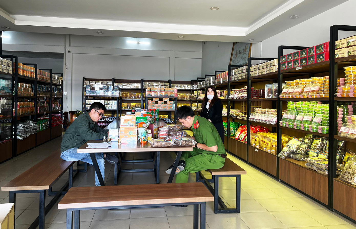 Lực lượng chức năng kiểm tra phát hiện một số vi phạm tại cơ sở kinh doanh mứt đặc sản