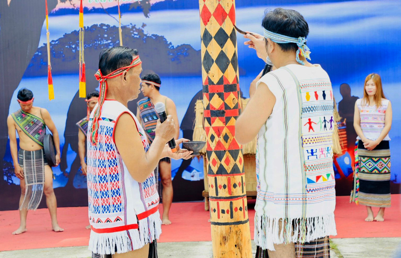 Nghi thức bôi máu con vật hiến sinh lên cây nêu để mời thần linh về dự hội. Nghi thức bôi máu con vật hiến sinh lên cây nêu để mời thần linh về dự hội.