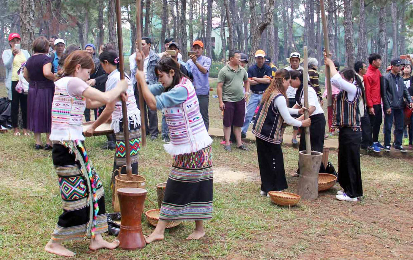 Sơn nữ Mạ giã gạo. Sơn nữ Mạ giã gạo.