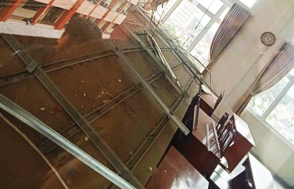 Mảng trần sập xuống, đè lên nhiều bộ bàn ghế Mảng trần sập xuống, đè lên nhiều bộ bàn ghế