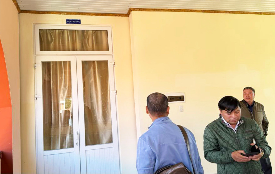 Cửa hội trường, nơi xảy ra sự cố bị khóa chặt, kéo rèm che kín Cửa hội trường, nơi xảy ra sự cố bị khóa chặt, kéo rèm che kín