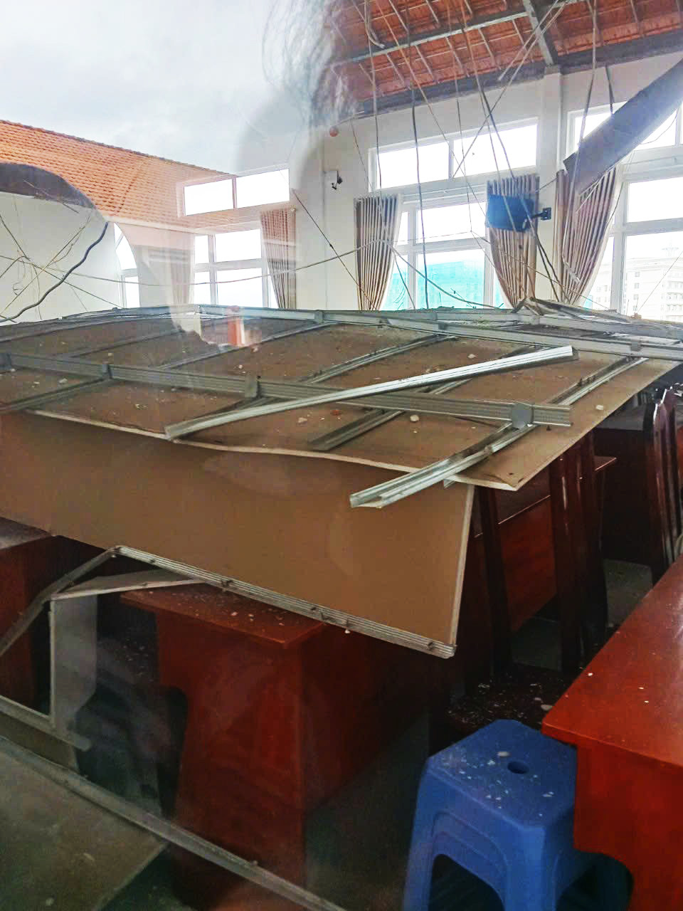 Hiện trường vụ sập trần thạch cao Hiện trường vụ sập trần thạch cao