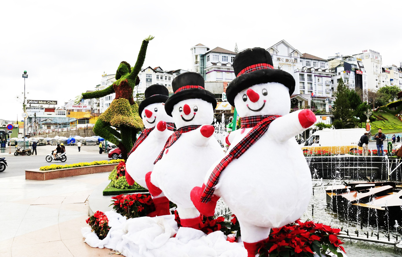 Một tiểu cảnh sinh động ở nút giao thông đầu đường vào chợ Đà Lạt. Một tiểu cảnh sinh động ở nút giao thông đầu đường vào chợ Đà Lạt.