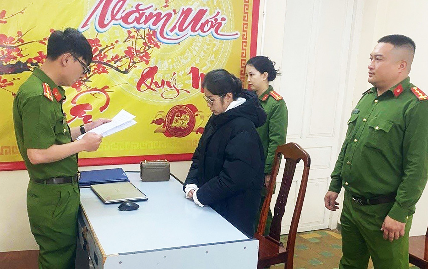 Tống đạt các quyết định khởi tố và tạm giam bị can Huỳnh Thị Bảo Yến