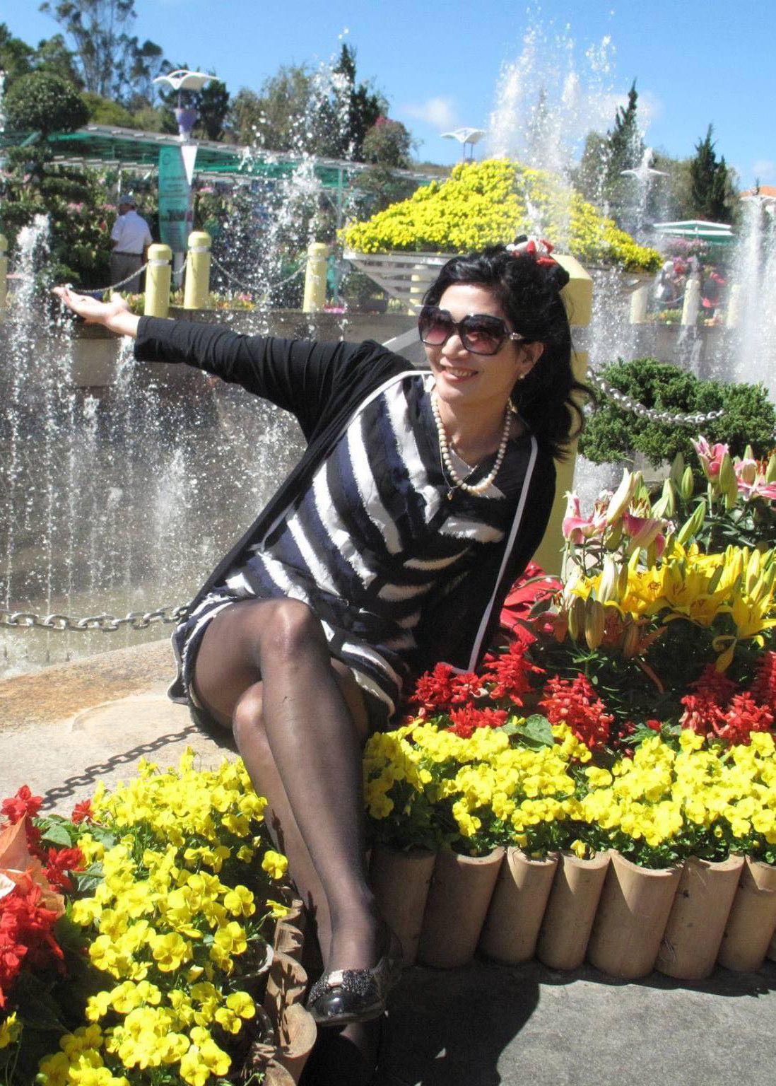 Chụp ảnh lưu niệm trong vườn hoa. Chụp ảnh lưu niệm trong vườn hoa.