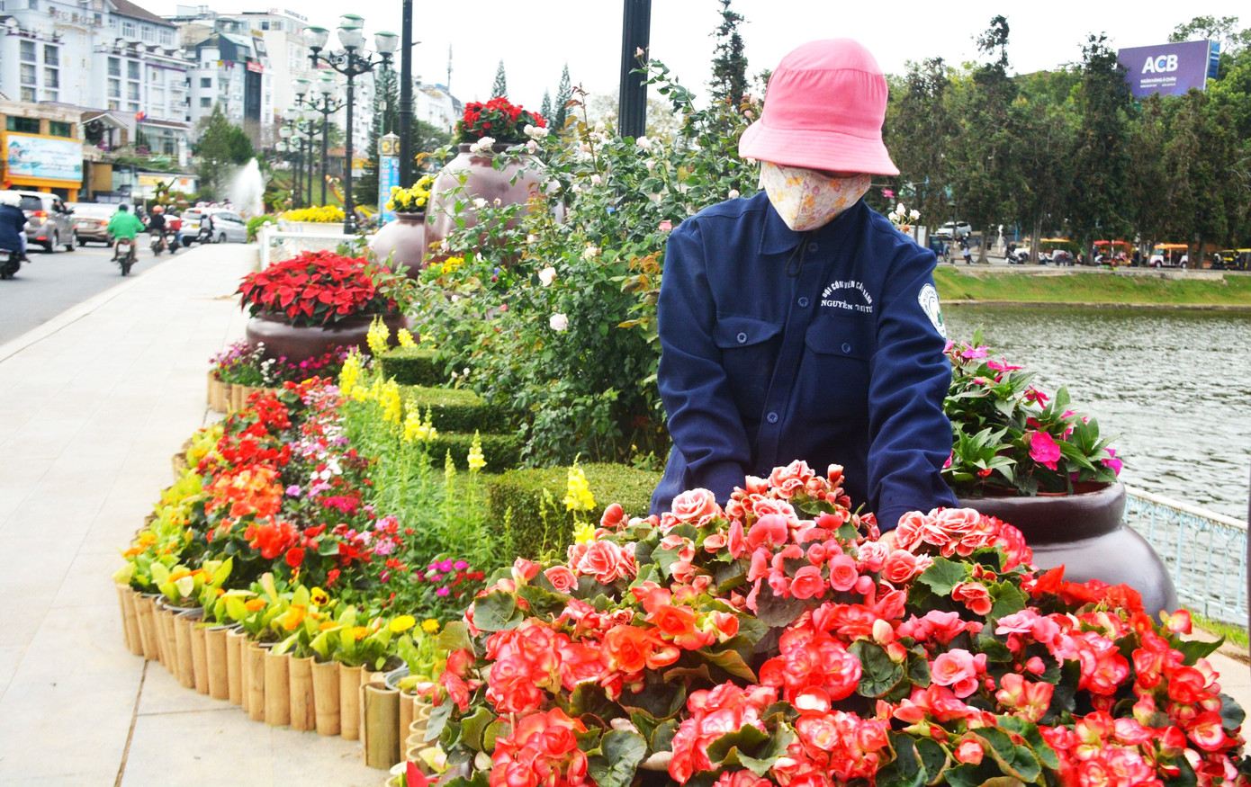 Công nhân chăm sóc tiểu cảnh hoa ven hồ Xuân Hương. Công nhân chăm sóc tiểu cảnh hoa ven hồ Xuân Hương.