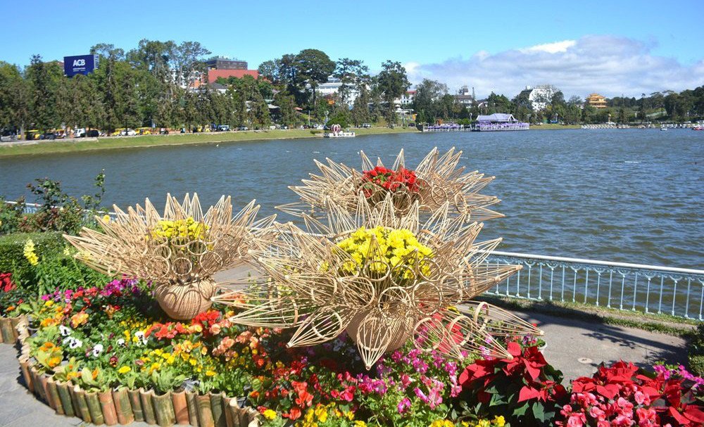 Tiểu cảnh ven hồ Xuân Hương. Tiểu cảnh ven hồ Xuân Hương.