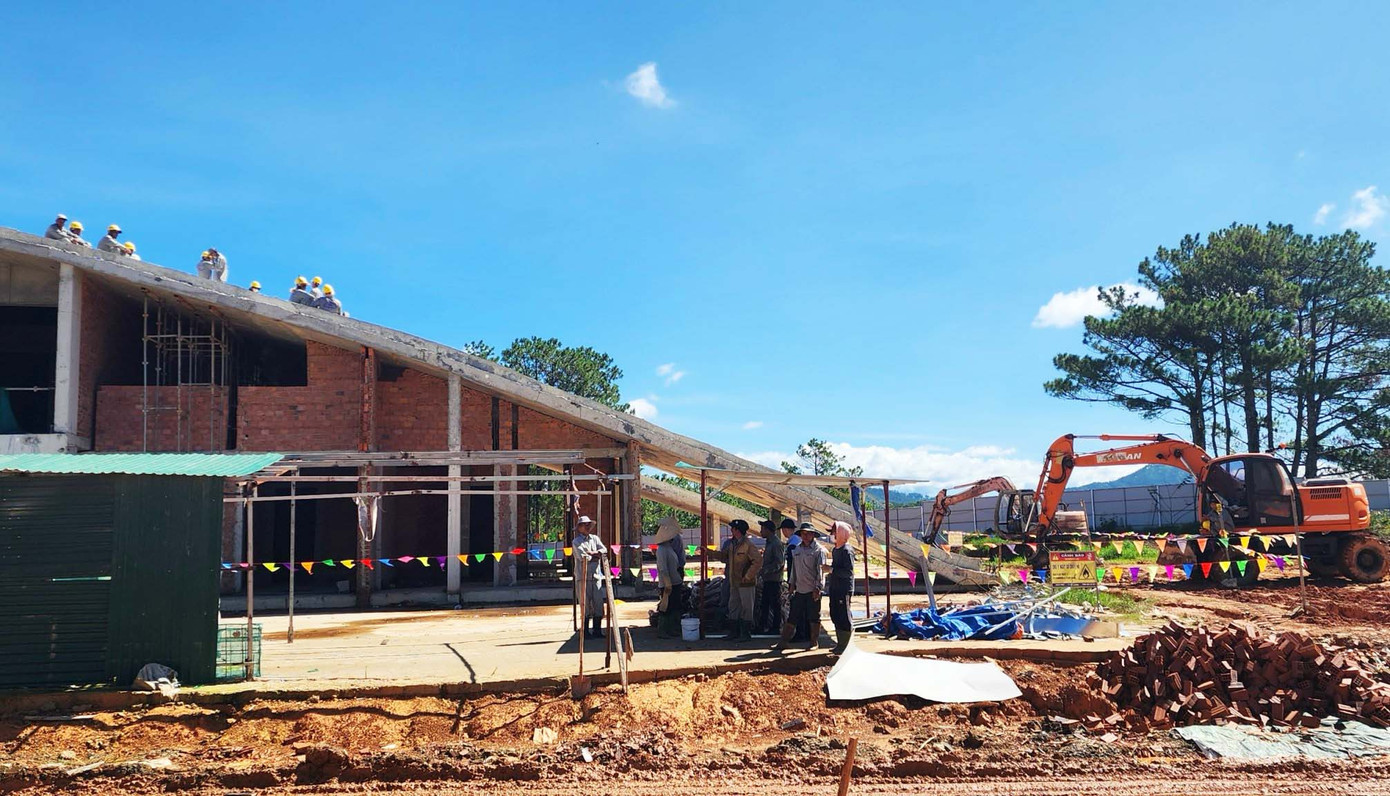 Công nhân và máy móc được huy động đến hiện trường để tháo dỡ công trình vi phạm ở tòa nhà CLB golf.