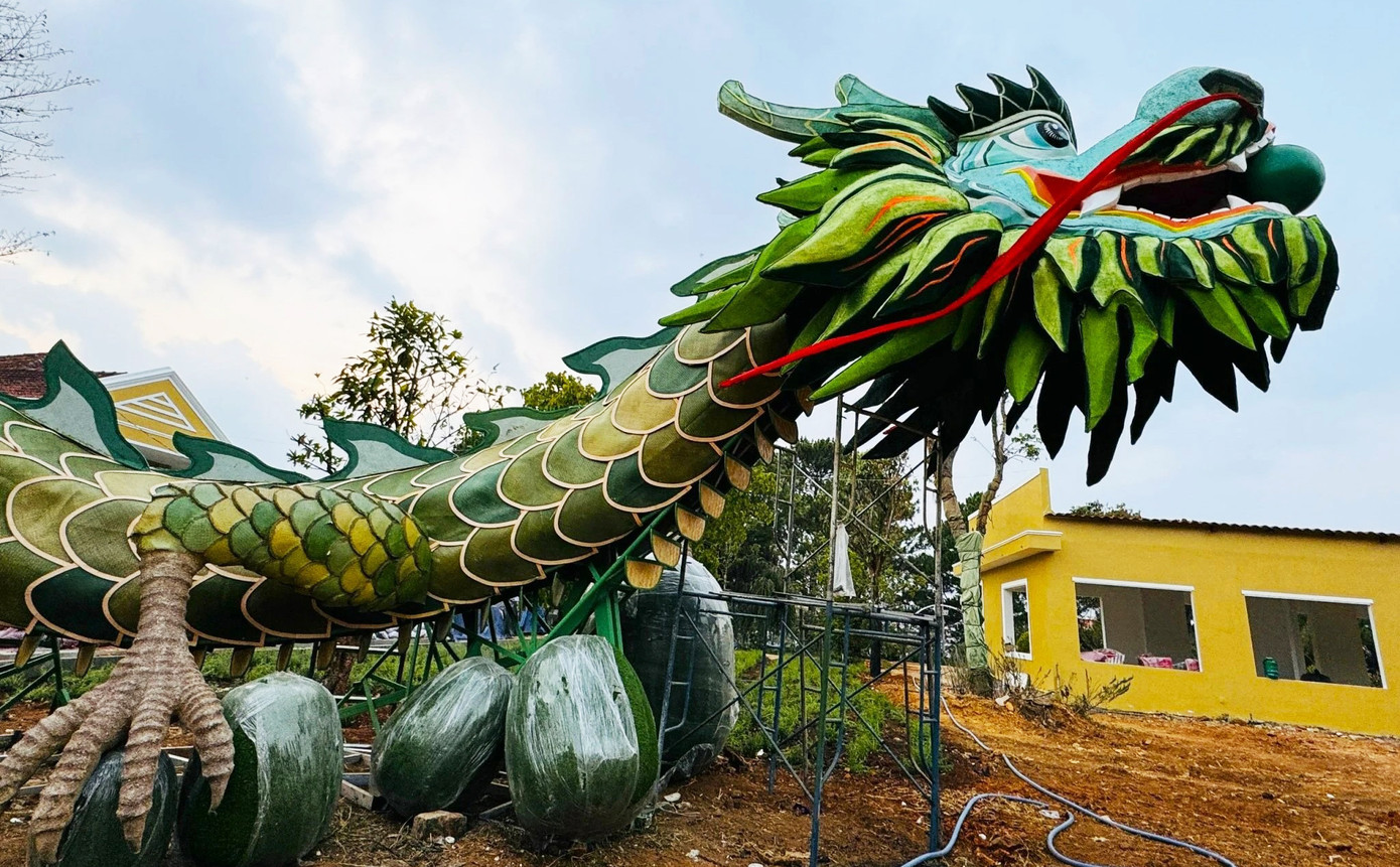Cận cảnh đầu rồng lắp đặt tại Đà Lạt