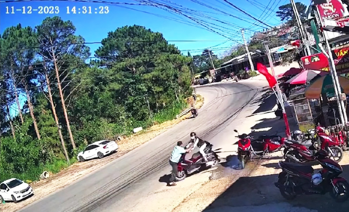 Chặn bắt đối tượng trộm xe máy. Ảnh cắt từ clip