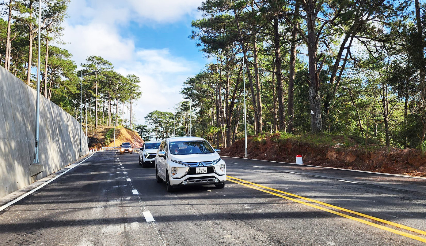 Những chiếc xe đầu tiên lưu thông trên đèo sau khi thông tuyến