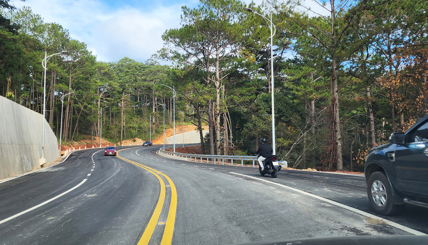 Mặt đường được mở rộng gấp đôi nên khá rộng, có 4 làn xe