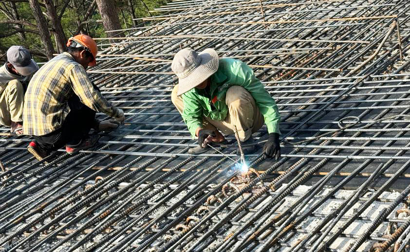 Công nhân chia ca làm việc suốt ngày đêm