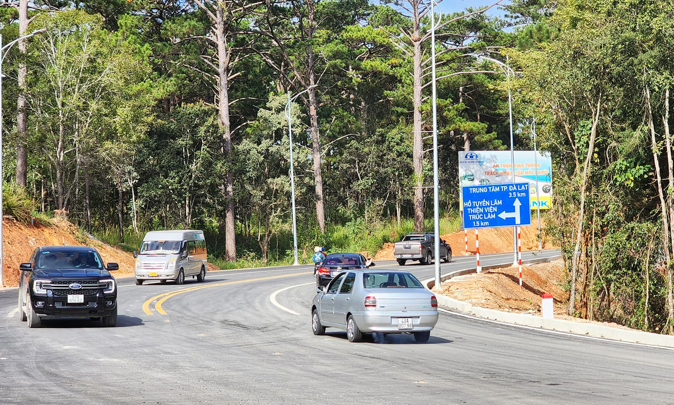 Nhiều xe di chuyển trên đèo Prenn để đến hồ Tuyền Lâm