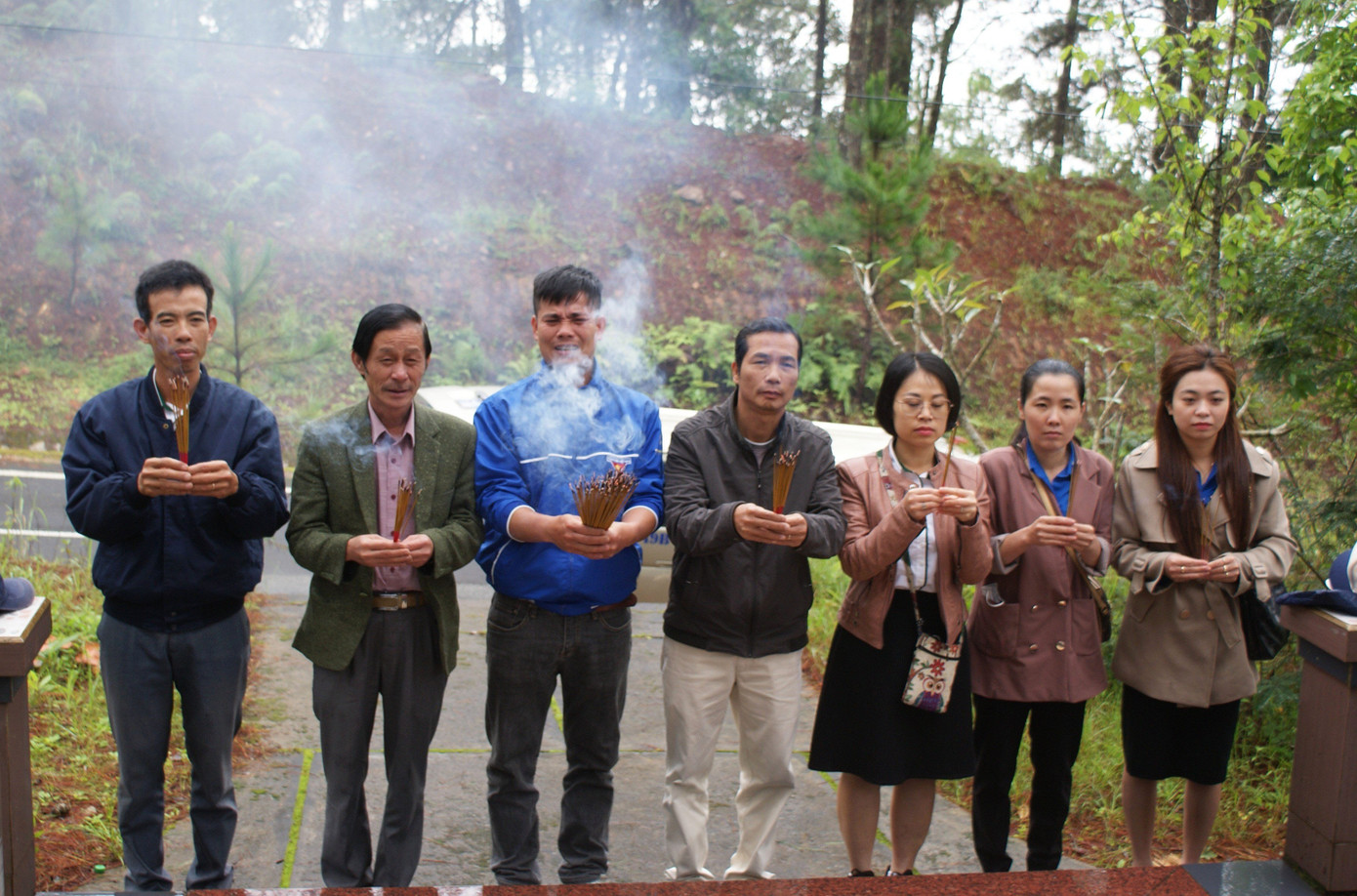 Cán bộ y tế và đoàn thanh niên dâng hương tưởng niệm các y bác sĩ đã hy sinh Cán bộ y tế và đoàn thanh niên dâng hương tưởng niệm các y bác sĩ đã hy sinh