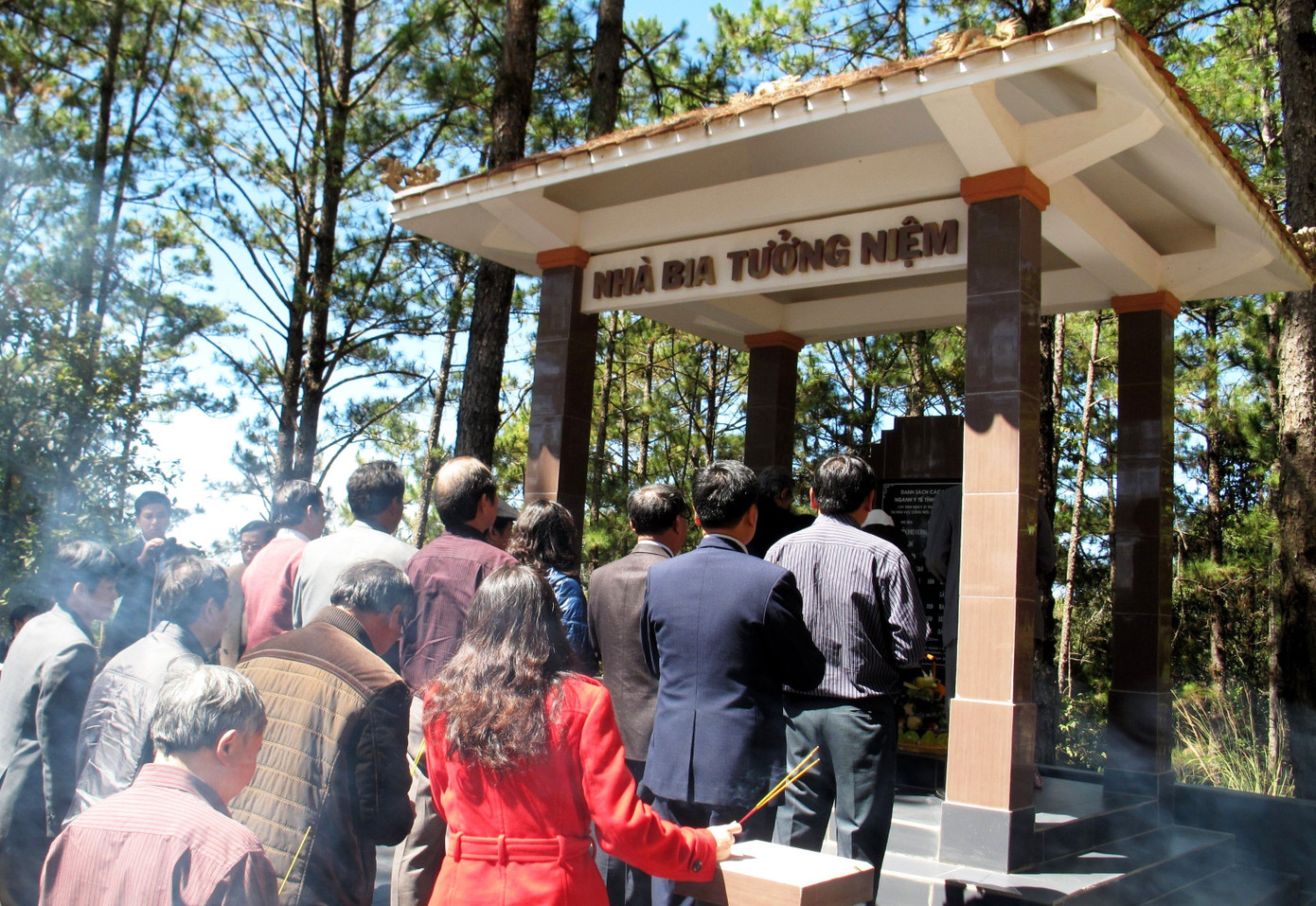 Viếng Nhà bia tưởng niệm đoàn y bác sĩ hy sinh trên đường đi chống dịch Viếng Nhà bia tưởng niệm đoàn y bác sĩ hy sinh trên đường đi chống dịch