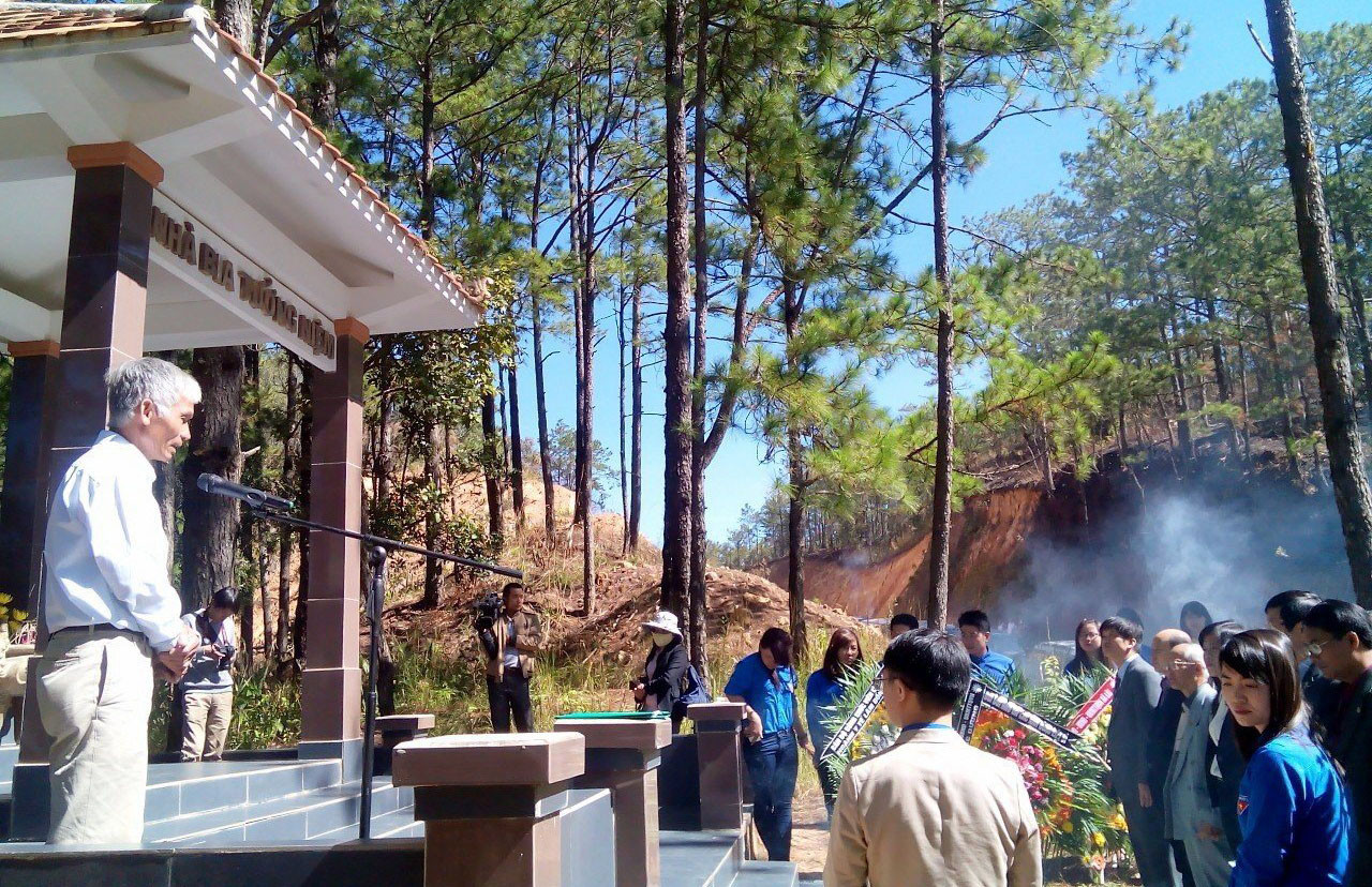 Ông Lê Văn Đường (bìa trái) viếng Nhà bia tưởng niệm Ông Lê Văn Đường (bìa trái) viếng Nhà bia tưởng niệm