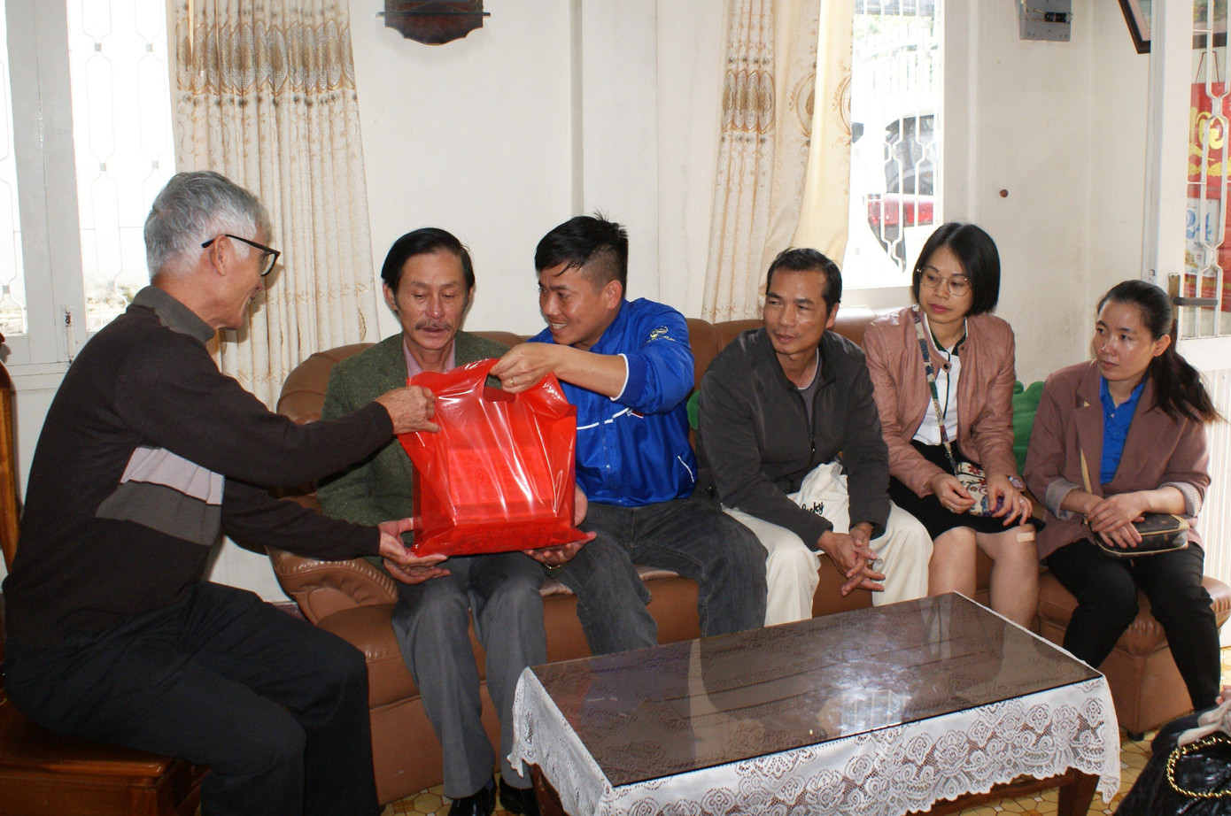 Đoàn cán bộ y tế và đoàn thanh niên thăm hỏi, tặng quà cho ông Đường Đoàn cán bộ y tế và đoàn thanh niên thăm hỏi, tặng quà cho ông Đường
