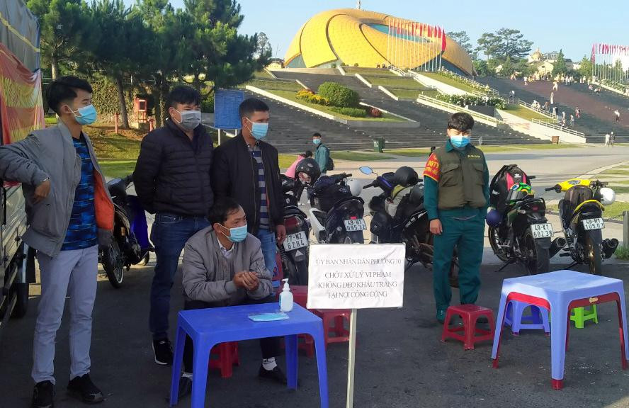 Hàng chục chốt kiểm tra khẩu trang được lập nơi công cộng
