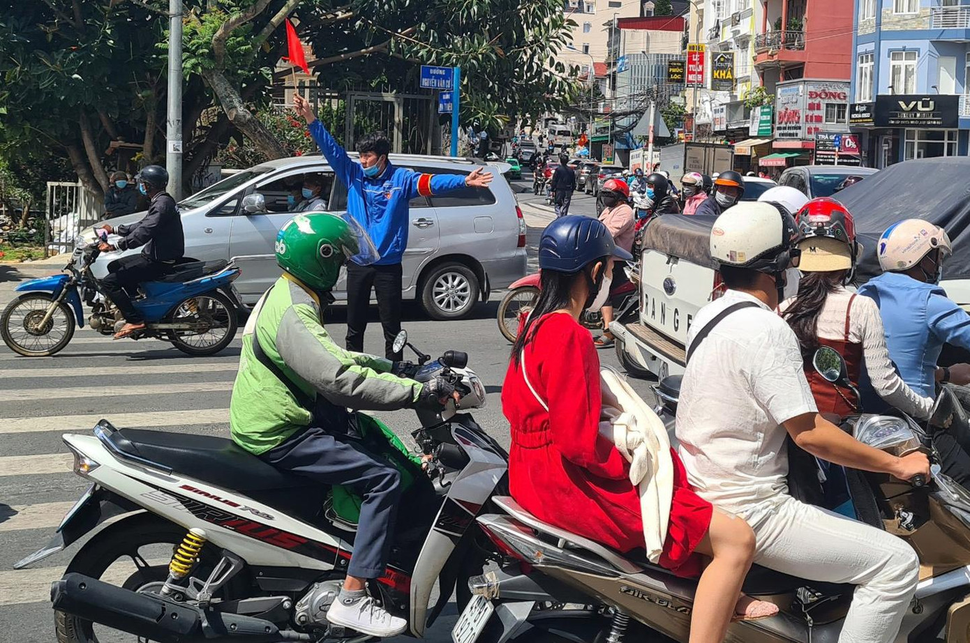 Thanh niên xung kích hỗ trợ CSGT làm nhiệm vụ