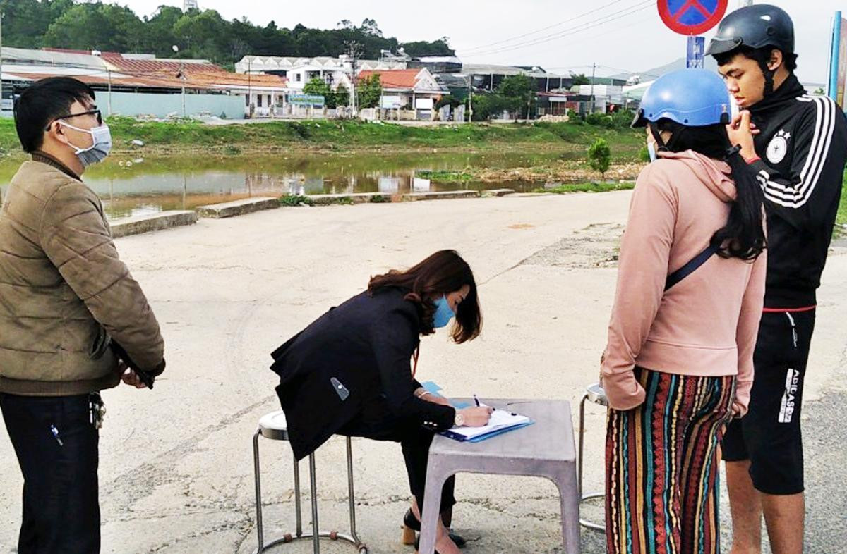 Lập biên bản xử phạt người không đeo khẩu trang