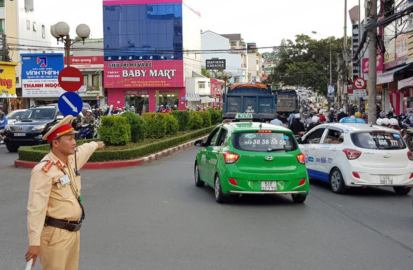 CSGT điều tiết giao thông tại một giao lộ