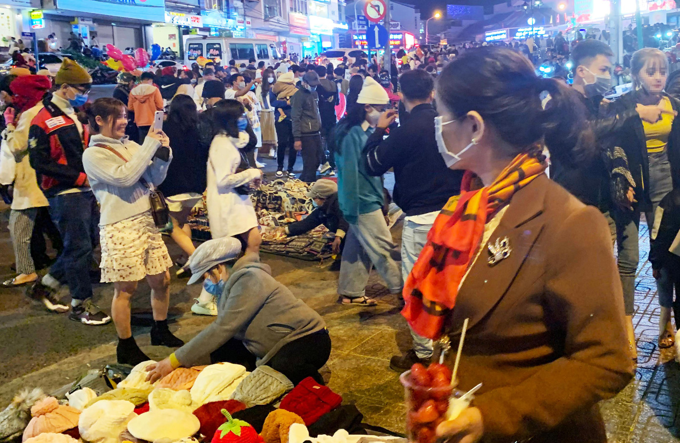 Một số bạn trẻ không đeo khẩu trang ở nơi tập trung đông người