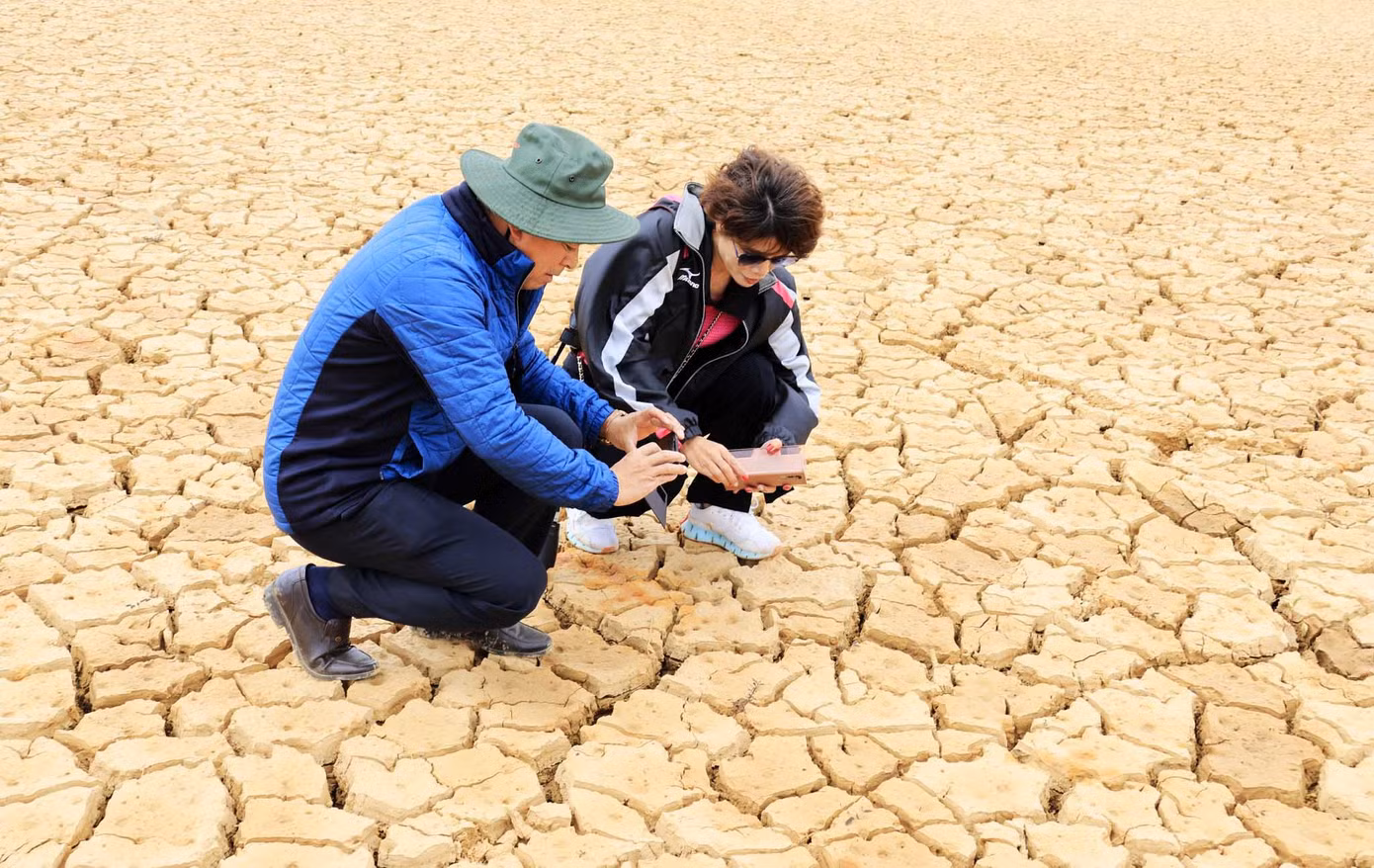 Thượng nguồn hồ Đan Kia khô cạn, nứt nẻ suốt nhiều tuần qua