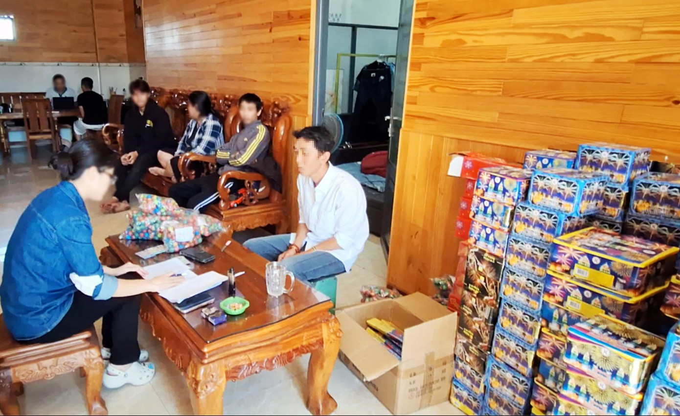 Cán bộ làm việc với L.M.Tr (áo trắng)