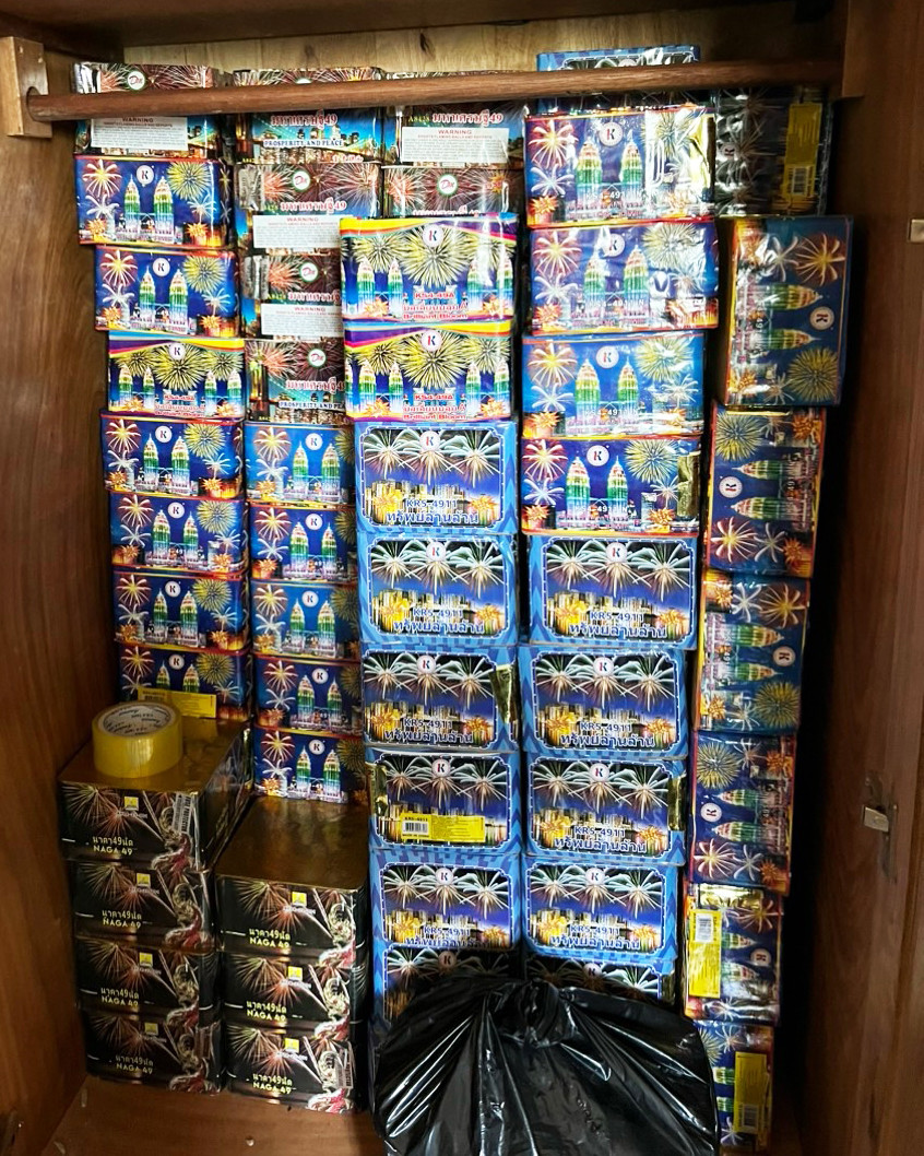 Một số loại pháo nổ cất giấu trong nhà của Tr.