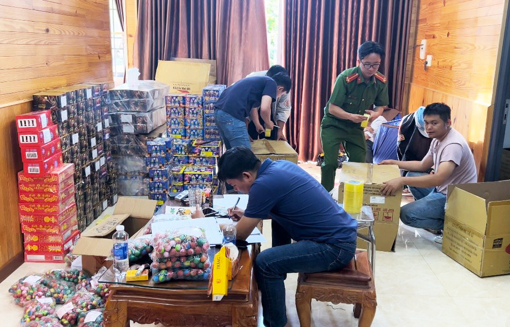 Lực lượng chức năng phát hiện lượng pháo rất lớn cất giấu trong nhà của Tr.