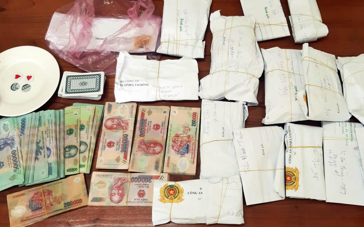 Tang vật thu giữ tại hiện trường vụ đánh bạc Tang vật thu giữ tại hiện trường vụ đánh bạc