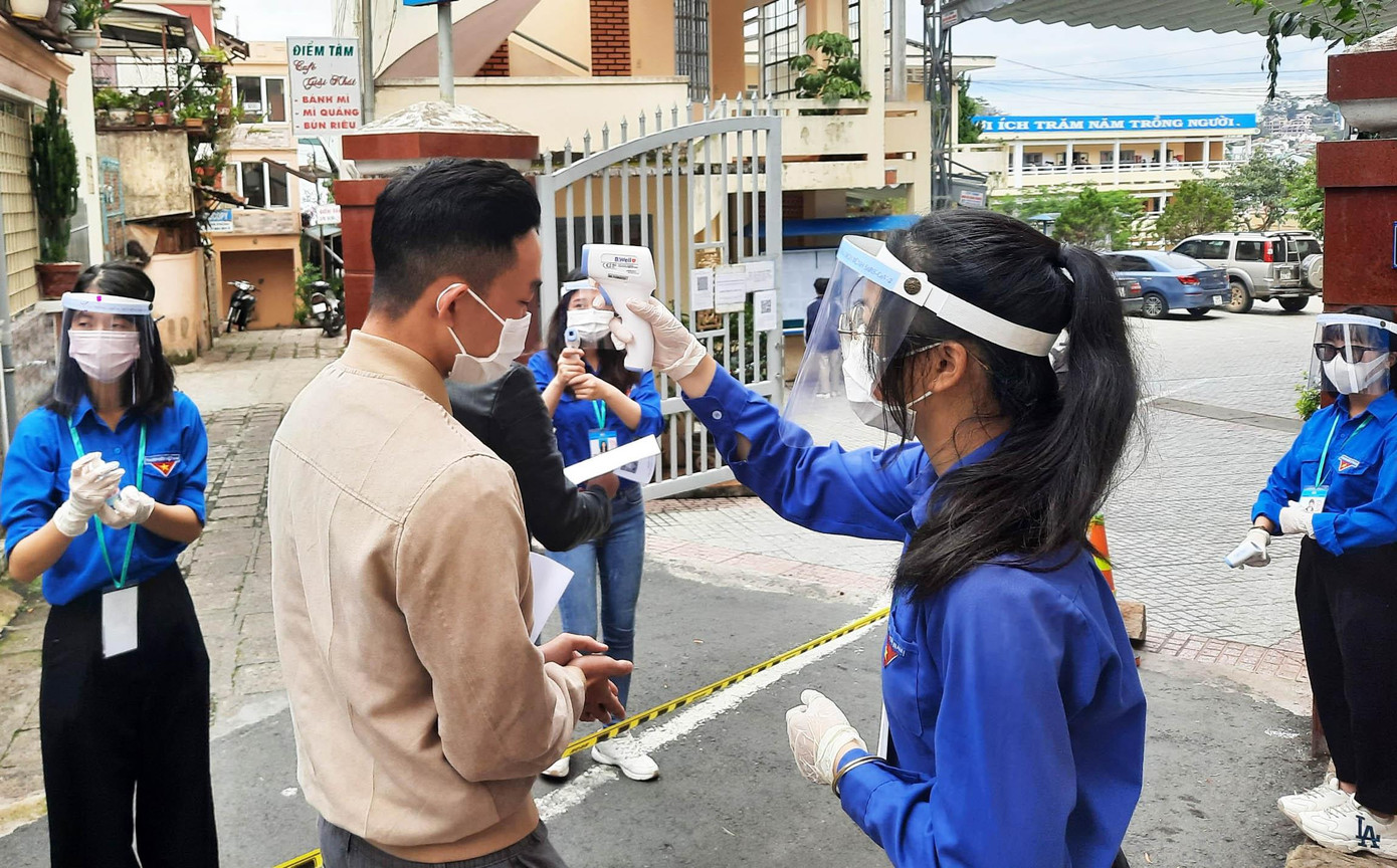 Đo thân nhiệt cho thí sinh tại địa điểm đăng ký dự thi Đo thân nhiệt cho thí sinh tại địa điểm đăng ký dự thi