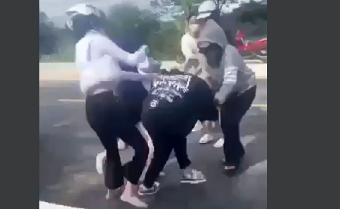 Cô gái mặc bộ đồ đen bị đánh hội đồng. Ảnh cắt từ clip Cô gái mặc bộ đồ đen bị đánh hội đồng. Ảnh cắt từ clip