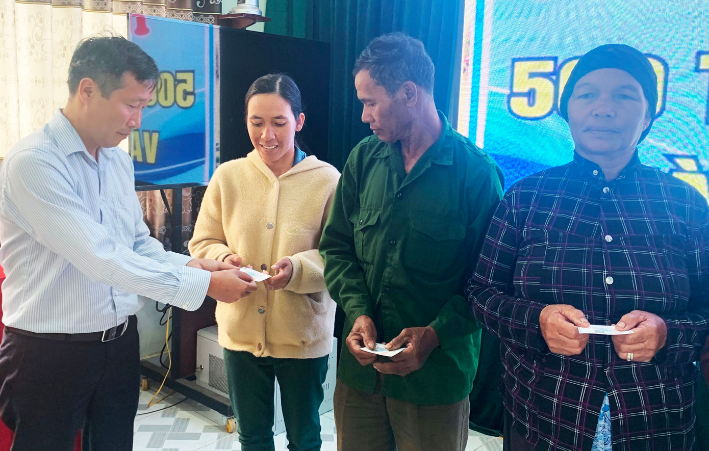 Trao tặng thẻ bảo hiểm y tế cho người dân tộc thiểu số vùng sâu Lâm Đồng Trao tặng thẻ bảo hiểm y tế cho người dân tộc thiểu số vùng sâu Lâm Đồng