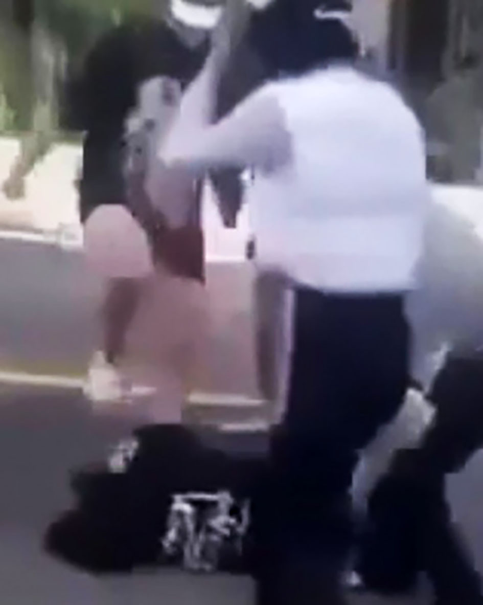 Khi cô gái bị ngã xuống đường, các đối tượng vẫn tiếp tục đánh. Ảnh cắt từ clip Khi cô gái bị ngã xuống đường, các đối tượng vẫn tiếp tục đánh. Ảnh cắt từ clip