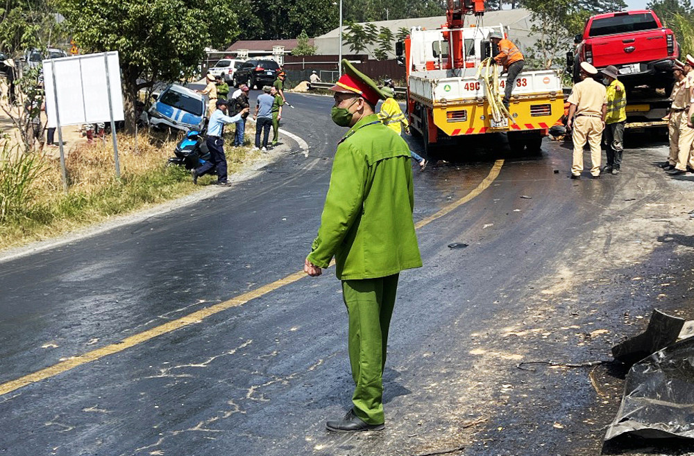 Vụ tai nạn liên hoàn xảy ra ở khúc cua gắt, mặt đường lồi lõm Vụ tai nạn liên hoàn xảy ra ở khúc cua gắt, mặt đường lồi lõm
